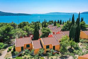 uma vista aérea de uma aldeia com árvores e água em Apartments Medena em Trogir