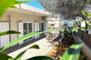 Κήπος έξω από το Delvia Luxury Residence