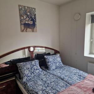 1 dormitorio con 1 cama y una foto de un caballo en Serene 1 bedroom apartment Oslo, en Oslo