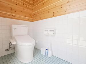 uma casa de banho com WC e tecto em madeira em sea rekan em Setouchi