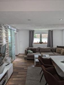 EimelrodにあるFerienwohnung Zum Kühlen Grundのソファとテレビのあるリビングルーム