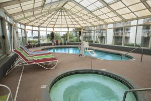 Swimmingpoolen hos eller tæt på Lamplighter Inn and Suites - North