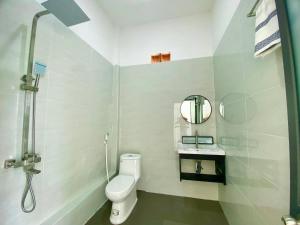 ein Badezimmer mit einem WC, einem Waschbecken und einem Spiegel in der Unterkunft Hotel Cù Lao 3 (TiTi) in Tây Ninh