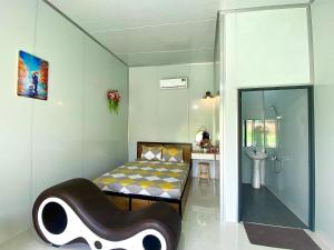 Dormitorio pequeño con cama y lavamanos en Hotel Cù Lao 3 (TiTi), en Tây Ninh