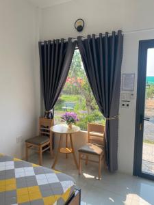 Zimmer mit einem Bett, einem Tisch und einem Fenster in der Unterkunft Hotel Cù Lao 3 (TiTi) in Tây Ninh