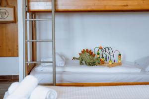 Un pat sau paturi într-o cameră la Hotel Lukov Dom
