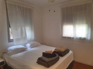 Lavi La في موديعين: غرفة نوم عليها سرير وفوط