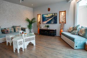 sala de estar con sofá y mesa en Elegant Garden & 2Living Areas, 2 Bed Rooms for 6 Guests en Umm al ‘Amad