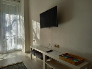 Televízia a/alebo spoločenská miestnosť v ubytovaní Mimi Apartman