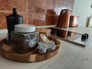 Príslušenstvo na prípravu kávy alebo čaju v ubytovaní Mimi Apartman