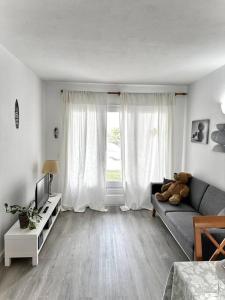 ein Wohnzimmer mit einem Teddybär auf einer Couch in der Unterkunft sol isla surf house 223 in Arenal d'en Castell