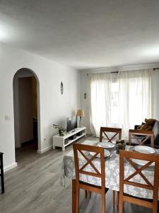 ein Wohnzimmer mit 2 Stühlen und einem Tisch in der Unterkunft sol isla surf house 223 in Arenal d'en Castell