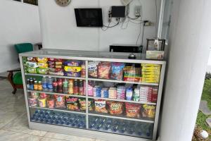 einen Kühlschrank mit vielen Speisen und Getränken in der Unterkunft OYO 93850 Njy House Syariah in Pekanbaru