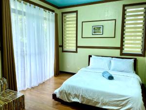 Postel nebo postele na pokoji v ubytování Fun Villa in Crosswinds Tagaytay