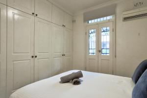 Un dormitorio con una cama con una cámara. en Spacious 3 Bedroom House Glebe with 2 E-Bikes Included en Sídney