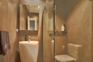 uma casa de banho com um chuveiro, um WC e um lavatório. em Spacious 3 Bedroom House Glebe with 2 E-Bikes Included em Sydney