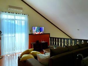 Posezení v ubytování Fun Villa in Crosswinds Tagaytay