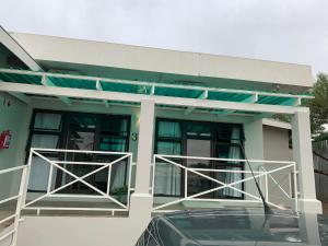 una casa con un'auto parcheggiata davanti di Victoria Oaks Beaufort West Guesthouse a Beaufort West
