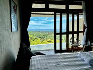 een slaapkamer met een bed en uitzicht op de oceaan bij Padawatu Villas in Uluwatu +127 foto's