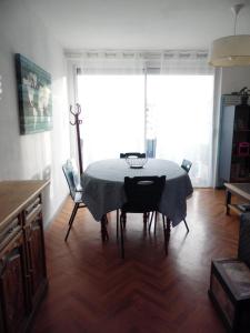 ein Esszimmer mit einem Tisch und 2 Stühlen in der Unterkunft appartement pour famille amis ou colègue in Cholet