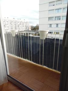 een balkon met uitzicht op een gebouw bij appartement pour famille amis ou colègue in Cholet