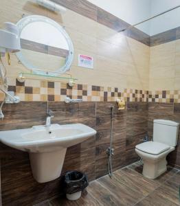 ein Badezimmer mit einem Waschbecken, einem WC und einem Spiegel in der Unterkunft Royal FF,AC/Hygiene house 24/7 security modern in Karatschi