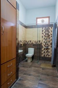y baño con aseo, ducha y lavamanos. en Royal FF,AC/Hygiene house 24/7 security modern en Karachi