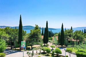 vistas a un parque con árboles y un lago en Apartments Medena, en Trogir
