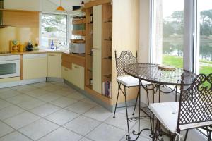 cocina con mesa, mesa y sillas en Holiday home with sea view and panoramic view, Larmor-Baden, en Larmor-Baden