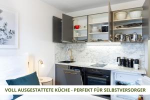 cocina con fregadero y fogones en Apartment Wahnfried No5 - zentrales Cityapartment Küche mit Duschbad - 300m zur Fussgängerzone en Bayreuth