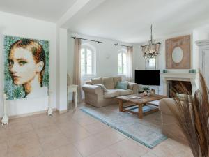 un soggiorno con divano e TV di Modern Villa in Gassin with Swimming Pool a Saint-Tropez