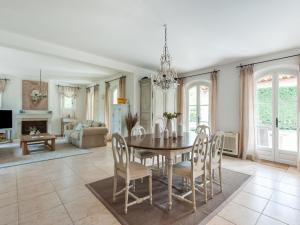 una sala da pranzo con tavolo e sedie di Modern Villa in Gassin with Swimming Pool a Saint-Tropez