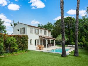 una casa con piscina e cortile di Modern Villa in Gassin with Swimming Pool a Saint-Tropez