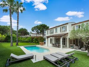 un cortile con piscina e una casa di Modern Villa in Gassin with Swimming Pool a Saint-Tropez