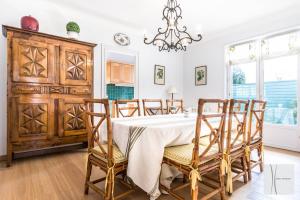 uma sala de jantar com uma mesa com cadeiras e um lustre em Saint-Jean de Luz, Centre, Maison 8 couchages - classée 3* em Sainte-Barbe