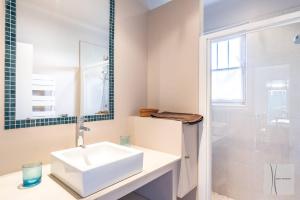 uma casa de banho branca com um lavatório e um chuveiro em Saint-Jean de Luz, Centre, Maison 8 couchages - classée 3* em Sainte-Barbe
