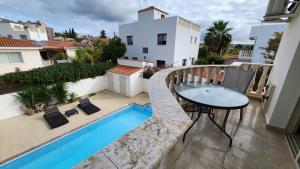 Skats uz peldbaseinu naktsmītnē 2-bedroom Villa with private pool in Anarita Paphos vai tās tuvumā