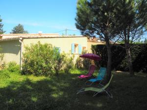 ヴェゾン・ラ・ロメーヌにあるHoliday homes, Vaison-la-Romaineの家庭の椅子2脚