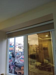 ein Fenster mit Stadtblick in der Unterkunft Hotel Santosh Inn Puri - Jagannath Temple - Lift Available - Fully Air Conditioned in Puri