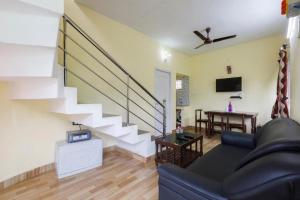 salon z kanapą i schodami w obiekcie STARLIGHT HOTELS KODAI w mieście Kodaikānāl