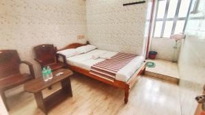 Cama ou camas em um quarto em Thiru Ramana lodge Tiruvannamalai