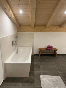ビショフスヴィーゼンにあるFerienwohnung Hirnsberglehenの木製の天井のバスルーム(白いバスタブ付) +56枚の写真
