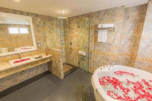 Ett badrum på Dyn Hotel -18 Cao Ba Quat, Q1- by Bay Luxury