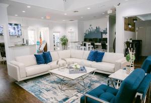 - un salon avec un canapé blanc et des fauteuils bleus dans l'établissement Lucaya Village Resort 3 Bedroom Vacation Home 1503, à Kissimmee