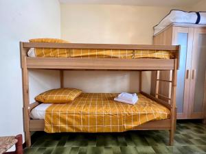 - 2 lits superposés dans une petite chambre avec un lit dans l'établissement Charming gites in Lavandou walking distance to beach, au Lavandou
