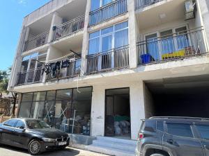 巴统HOTEL PARIS的一辆黑色汽车停在一栋建筑物前