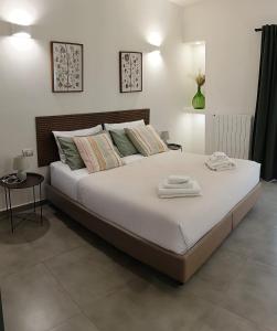 1 dormitorio con 1 cama grande y 2 toallas. en La Puteca, en Nápoles