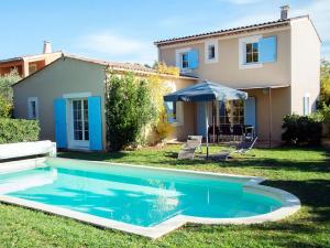 una piscina di fronte a una casa di Luxury Provencal villa with view on the Luberon surroundings a Saint-Saturnin-lès-Apt