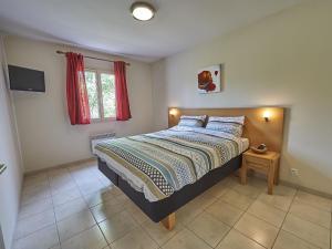 ein Schlafzimmer mit einem Bett und einem Fenster in der Unterkunft Villa in France with Private Garden in Lanzac + 27 Fotos