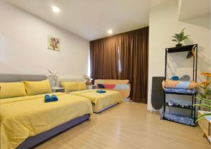 双溪毛糯Beauty MRT-Linked Unit, DSara Sentral SOVO #DS3的一间带两张床的卧室和一间客厅 更多36张照片